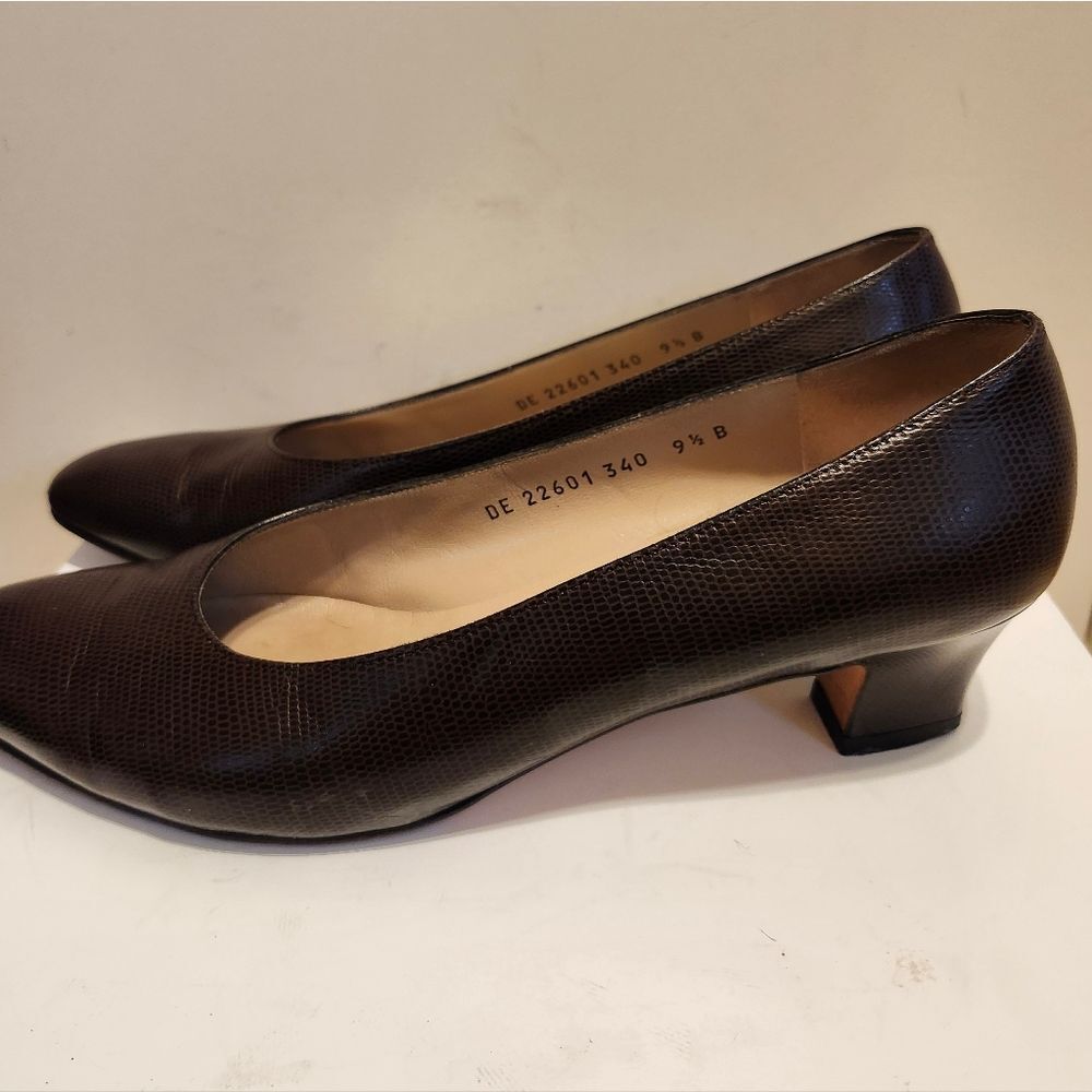 Salvatore Ferragamo Brown Florentine Leather Classic Pumps Sz. 9.5B Ret. $795 - Picture 3 of 12